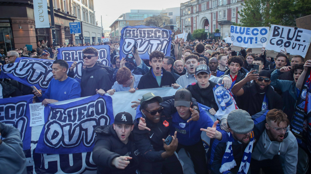 Chelsea’de milyar euroluk harcamalara rağmen taraftarlar sokaklara döküldü